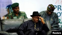 Presiden Nigeria Goodluck Jonathan harus mempersingkat lawatan ke luar negeri karena kekerasan di Bama (foto: dok). 