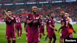 Vincent Kompany et ses coéquipiers applaudissent leurs supporters après leur match contre Tottenham, le 14 avril 2018