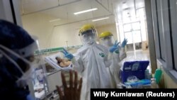 Petugas kesehatan mengenakan APD di ruang isolasi pasien COVID-19 usai pengambilan sampel usap, di IGD RS Persahabatan, Jakarta, 13 Mei 2020. (Foto: REUTERS/Willy Kurniawan)