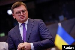 Menteri Luar Negeri Ukraina Dmytro Kuleba di markas Aliansi di Brussels, Belgia, 4 April 2023. (Foto: REUTERS/Johanna Geron)