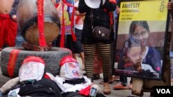 បាតុករ​​ ទាមទារ​​ឲ្យ​​​សាលា​ឧទ្ធរណ៍​ដោះ​លែង​អ្នកស្រី​យ៉ោម បុប្ផា ​និងតាំង​រូប​ធ្វើ​ពី​​ក្រណាត់ តំណាង​ឲ្យ​ជនរង​គ្រោះ​នៃអំពើហិង្សា