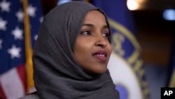 الهان عمر به خاطر انتقاد از گروه‌های لابی‌گری یهودی همواره زیر انتقاد بوده است