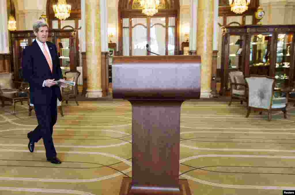 U.S. Secretary of State John Kerry remarks that significant gaps and important choices remain in discussions on Iran&#39;s nuclear program, in Montreux, March 4, 2015.