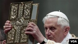 Paus Benedictus XVI dalam persembahan Misa di St. Peter's Basilica, Vatikan (23/4).