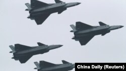 资料照片：在第十四届中国国际航空航天博览会上，中国空军最先进的J-20隐形战机以四机编队飞行。（2022年11月8日）