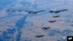 지난해 11월 '비질런트 스톰' 미한 연합공중훈련에 참가한 B-1B 미 공군 전략폭격기(가운데)가 한국 공군 F-35 전투기(아래), 미 공군 F-16 전투기(위)와 한반도 상공을 비행하고 있다.