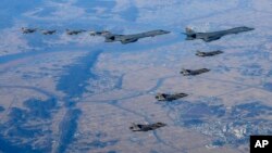 '비질런트 스톰' 미한 연합공중훈련에 참가한 B-1B 미 공군 전략폭격기(가운데)가 한국 공군 F-35 전투기(아래), 미 공군 F-16 전투기(위)와 한반도 상공을 비행하고 있다.