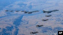 지난 5일 '비질런트 스톰' 미한 연합공중훈련에 참가한 B-1B 미 공군 전략폭격기(가운데)가 한국 공군 F-35 전투기(아래), 미 공군 F-16 전투기(위)와 한반도 상공을 비행하고 있다.