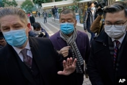 FILE - Aktivis pro-demokrasi Hong Kong dan taipan media Jimmy Lai, tengah, tiba di Pengadilan Banding Terakhir saat istirahat di Hong Kong pada 31 Desember 2020. (AP/Kin Cheung, File)