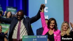 La gobernadora demócrata de Michigan, Gretchen Whitmer celebra su victoria en Detroit, Michigan. 