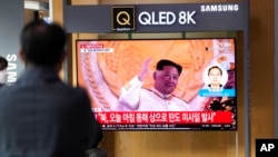 ការ​ផ្សាយ​ព័ត៌មាន​អំពី​ការ​បាញ់​បង្ហោះ​មីស៊ីល​កូរ៉េខាង​ជើង ​តាម​កញ្ចក់​ទូរទស្សន៍​​នៅ​ស្ថានីយ​រថភ្លើង​មួយ​កន្លែង​នៅ​ទី​ក្រុង​សេអ៊ូល ប្រទេស​កូរ៉េខាងត្បូង កាល​ពី​ថ្ងៃ​ទី​៣ ខែវិច្ឆិកា ឆ្នាំ​២០២២ បង្ហាញ​រូបភាព​មេដឹកនាំ​កូរ៉េខាងជើង​លោក Kim Jong Un។