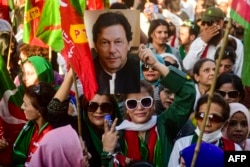 Pendukung mantan perdana menteri Pakistan Imran Khan, berkumpul dalam protes sehari setelah upaya pembunuhan terhadap Khan, di Karachi pada 4 November 2022. (Foto: AFP)