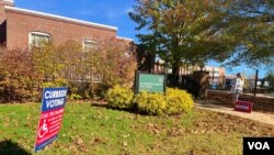 A polling station on election day offering curbside voting in Alexandria, Virginia. (Steve Herman/VOA)