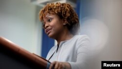 카린 장피에르 백악관 대변인이 7일 브리핑하고 있다. 