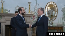 Azərbaycan və Ermənistan xarici işlər nazirləri Ceyhun Bayramov və Ararat Mirzoyan (Foto Azərbaycan Xarici İşlər Nazirliyinindir)