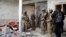 资料照片：在阿富汗喀布尔以东的贾拉拉巴德郊区，塔利班武装突袭“伊斯兰国”武装分子的一个疑似藏身点后检查了一所房子。当天，塔利班和“伊斯兰国”武装分子之间爆发了长达8小时的枪战。(2021年11月30日）