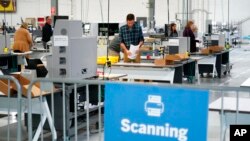 Punonjësit zgjedhorë duke skanuar fletët e votimit në Filadelfia (8 nëntor 2022)