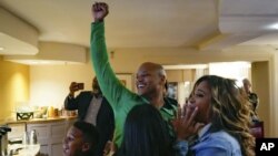 Le démocrate Wes Moore, sa femme Dawn et leurs enfants, à Baltimore, le 8 novembre 2022.