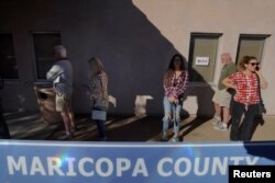 Wapiga kura wakisubiri katika mistari kupiga kura wakati wa uchaguzi wa katikati ya muhula huko Kaunti ya Maricopa mjin Cave Creek, Arizona Nov. 8, 2022.REUTERS/Brian Snyder