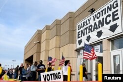 지난 5일 미국 오하이오주 콜럼버스에 있는 조기 투표소 입구에 유권자들이 줄을 서 대기하고 있다.