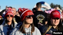 Mbështetësit radhiten në tubimin ku merr pjesë ish-Presidenti Trump në Ohajo (7 nëntor 2022)