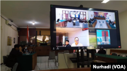 Suasana persidangan daring kasus suap Summarecon Agung kepada wali kota Yogyakarta, di PN Yogyakarta, Senin (7/11). (Foto: VOA/Nurhadi)