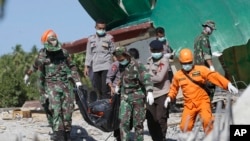 ក្រុម​ជួយ​សង្គ្រោះ​ជញ្ជូន​សាកសព​របស់​ជន​រងគ្រោះ​ដោយសារ​ការ​រញ្ជួយ​ដី​ ដែល​គេ​រក​ឃើញ​នៅ​ក្នុង​កម្ទេច​ព្រះវិហារ​មួយ​នៅ​លើ​កោះ North Lombok ប្រទេស​ឥណ្ឌូណេស៊ី កាលពី​ថ្ងៃទី៧ ខែសីហា ឆ្នាំ២០១៨។