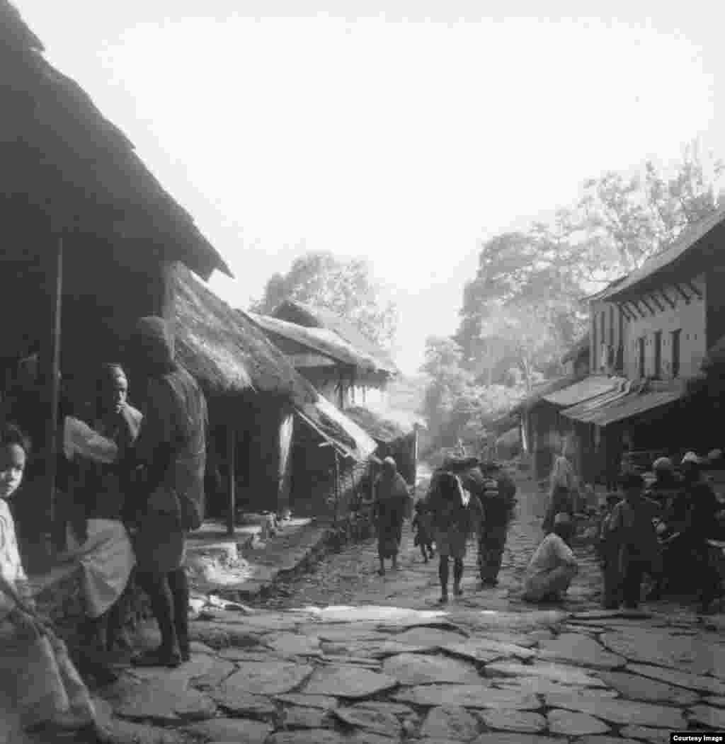 Nepal. 1958-yil. Amerikalik suratkash, fotojurnalist Doroteya Lang Buyuk tushkunlik davrini mohirona tasvirga tushirgan. U hujjatli fotografiya rivojiga qo&#39;shgan hissasi bilan tanilgan.