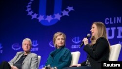Les Clinton - Bill, Hillary et sœur Chelsea - parlent à l’université de l'Arizona, 22 mars 2014
