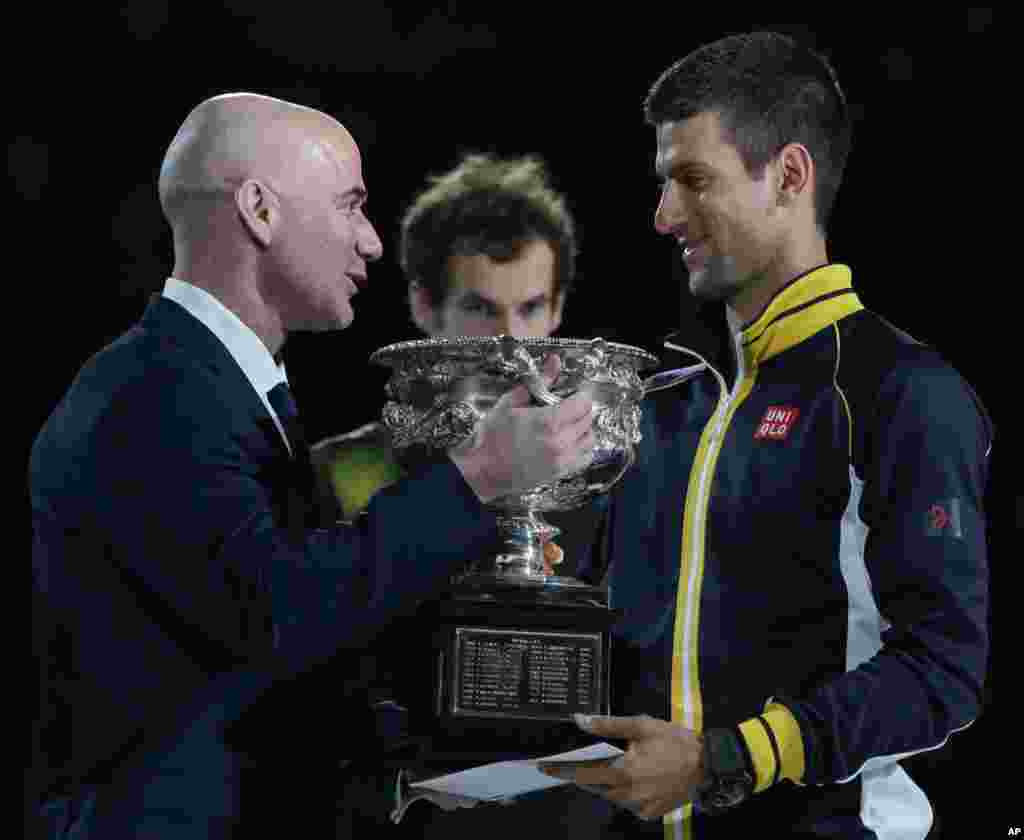 Legenda uručuje pehar: Andre Agasi i sam četvorostruki &scaron;ampion Melburna sa trofejem Norman Bruks, na kome inče vi&scaron;e nema mesta za ispisivanje imena pobednika, tako da će organizaori morati da smisle neko re&scaron;enje