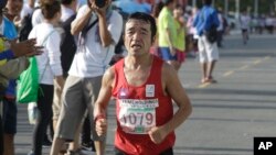 ​​លោក​ Neko Hiroshiដែល​ជា​ជនជាតិ​ជប៉ុន​មាន​សញ្ជាតិ​ខ្មែរ រត់​ទៅ​ទីផ្តាច់ព្រ័ត​ដើម្បី​យក​ជ័យ​ជម្នះ​នៅក្នុង​ការប្រកួត​រត់ប្រណាំង​ពាក់កណ្តាល​ម៉ារ៉ាតុន​នៅ​ទីក្រុង​ភ្នំពេញ នៅ​ថ្ងៃអាទិត្យ ទី១២ ខែមិថុនា ឆ្នាំ២០១៦។ លោក​ Neko Hiroshi និង​អ្នក​ស្រី​លី ណារី ​​​វ័យ​៤០​ឆ្នាំ​មក​ពី​ទី​ក្រុង​ភ្នំពេញ នឹង​ទៅ​ចូលរួម​ប្រកួត​នៅ​ក្នុង​ការ​រត់​ប្រណាំង​ម៉ារ៉ាតុង​នៅ​ក្នុង​ការ​ប្រកួត​កីឡា​អូឡាំពិកនៅ​ទី​ក្រុង​ Rio de Janeiro ប្រទេស​ប្រ៊េស៊ីល​នៅ​​ខែសីហា​ខាង​មុខ​នេះ។ (AP Photo/Heng Sinith)