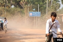 The dusty unpaved road running through Romeas Hek district. Local villagers frequently complain about the quality of the road and would like their elected officials to help improve it. Feb. 14, 2018 (Sun Narin/VOA Khmer)