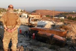 Seorang tentara Lebanon berjaga di dekat lokasi ledakan tangki bahan bakar di Akkar, di Lebanon utara, 15 Agustus 2021. (Foto: REUTERS/Omar Ibrahim)