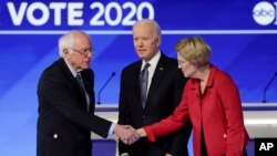 លោក Bernie Sanders ចាប់​ដៃ​ជាមួយ​នឹង​អ្នកស្រី Elizabeth Warren កាលពី​ថ្ងៃទី៧ ខែកុម្ភៈ ឆ្នាំ២០២០។