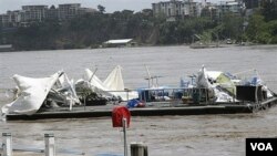 Sebuah restoran mengapung, Drift Cafe, yang hancur karena banjir hanyut di Sungai Brisbane, Rabu, 12 Januari 2011.