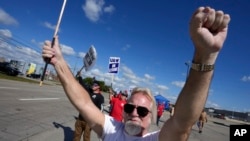 Član sindikata Ujedinjenih automobilskih radnika Stiv Zifko i drugi učesnici štrajka prolaze pored Fordove fabrike u Vejnu u Mičigenu, 18. septembra 2023. (Foto: AP/Paul Sancya)