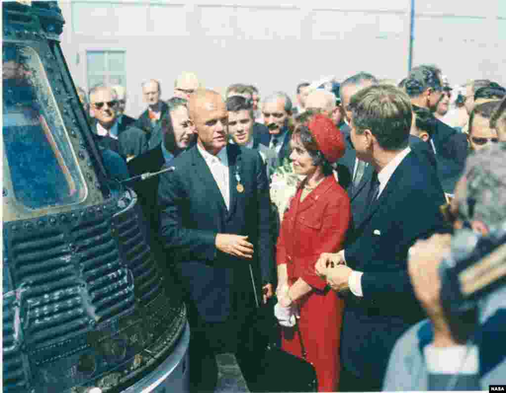 Astronot John Glenn, berdiri di sebelah kapsul Friendship 7, bertemu Presiden John F. Kennedy.