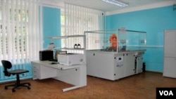 俄军占领前乌克兰“生态中心“的自动光谱仪。(照片由乌克兰国家隔离区管理局提供)