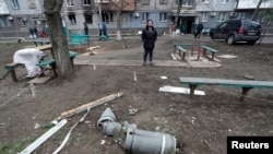 马里乌波尔一座被破坏的居民楼附近地面的导弹残骸。(2022年4月12日)