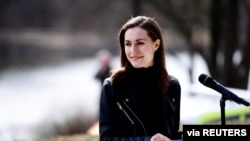 산나 마린 핀란드 총리가 13일 스웨덴 스톡홀름에서 마그달레나 안데르손 총리와 회담 후 공동 회견하고 있다.