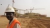ARCHIVES - Un ouvrier devant le chantier de construction de la mine d'or d'Essakane, au Burkina Faso, le 12 mai 2010.