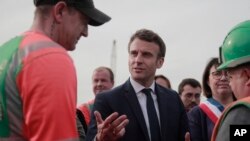Presiden Prancis Emmanuel Macron, yang kembali mencalonkan diri pada pemilihan presiden 2022, berbicara kepada sejumlah pekerja ketika ia mengunjungi perusahaan Log di Denain, bagian utara Prancis, pada 11 April 2022. (Foto: AP/Lewis Joly)
