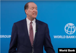 Presiden Bank Dunia David Malpass memberi sambutan di Warsawa, Polandia,12 April 2022 (tangkapan layar/ video Bank Dunia)