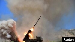 북한 군의 미사일 발사 훈련 장면을 15일 조선중앙통신이 공개했다. 