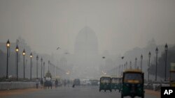 សេតវិមាន​ប្រធានាធិបតី​នៃ​ប្រទេស​ឥណ្ឌា​ត្រូវ​បាន​គ្រប​ដណ្តប់​ដោយ​អាប់ផ្សែងនៅ​តាមផ្លូវ Rajapth ទីក្រុង​ញូវដែលី​កាលពី​ថ្ងៃទី០១ វិច្ឆិកា ឆ្នាំ​២០១៨។