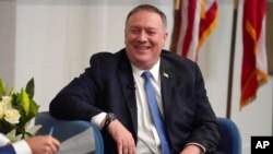 ARHIVA - Državni sekretar Majk Pompeo govori u školi Džordžija Tek u Altanti, 9. decembra 2020.