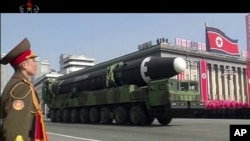 ក្បួន​ដង្ហែរ​យោធា​នៅ​ក្នុង​ទីក្រុង​ព្យុងយ៉ាង​ កូរ៉េខាងជើង​កាលពី​ថ្ងៃទី​០៨ កុម្ភៈ​ ២០១៨។