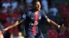 Mbappé pose avec un maillot offert par Pelé
