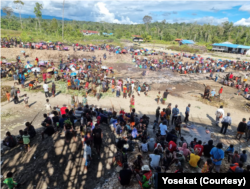 Masyarakat Nduga berkumpul di lapangan dalam sebuah acara keagamaan. (Foto: Courtesy/Yosekat)