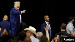 Mantan Presiden AS Donald Trump tampak hadir dalam sebuah acara Partai Republik di Rapid City, pada 8 September 2023. (Foto: Reuters/Jonathan Ernst)